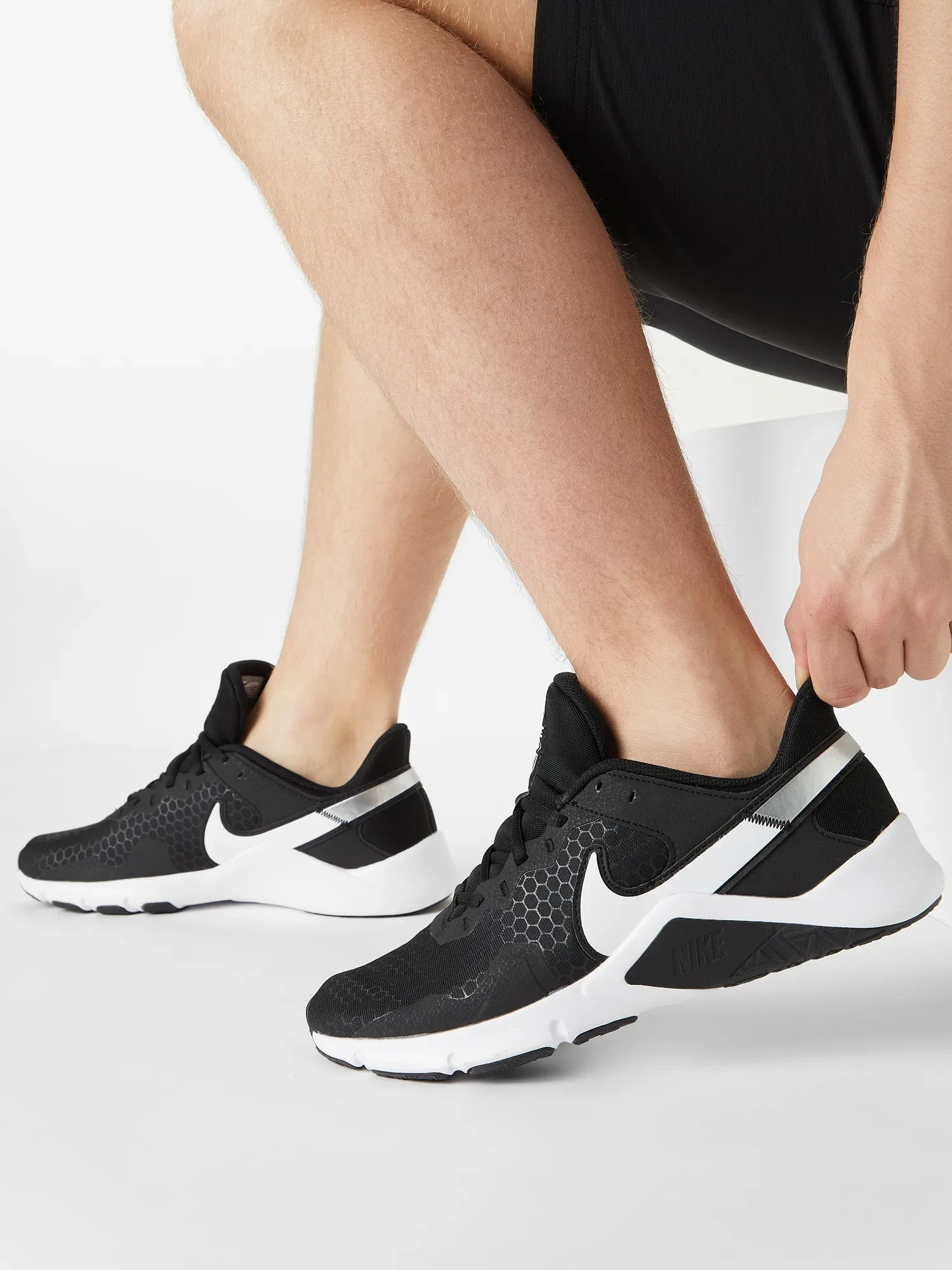 Кроссовки мужские Nike Legend Essential 2 Black/White